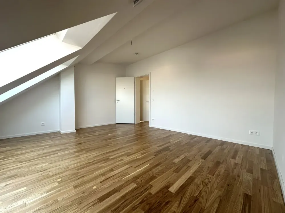 First Occupancy Bright 4-Room Apartment with Loggia in Dresden-Friedrichstadt