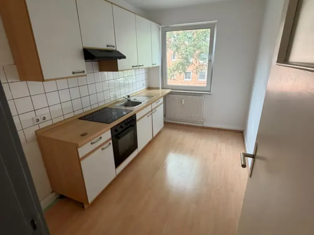 *zu sofort verfügbar * 4 Zimmer Wohnung mit Balkon