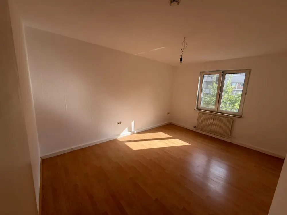 *zu sofort verfügbar * 4 Zimmer Wohnung mit Balkon