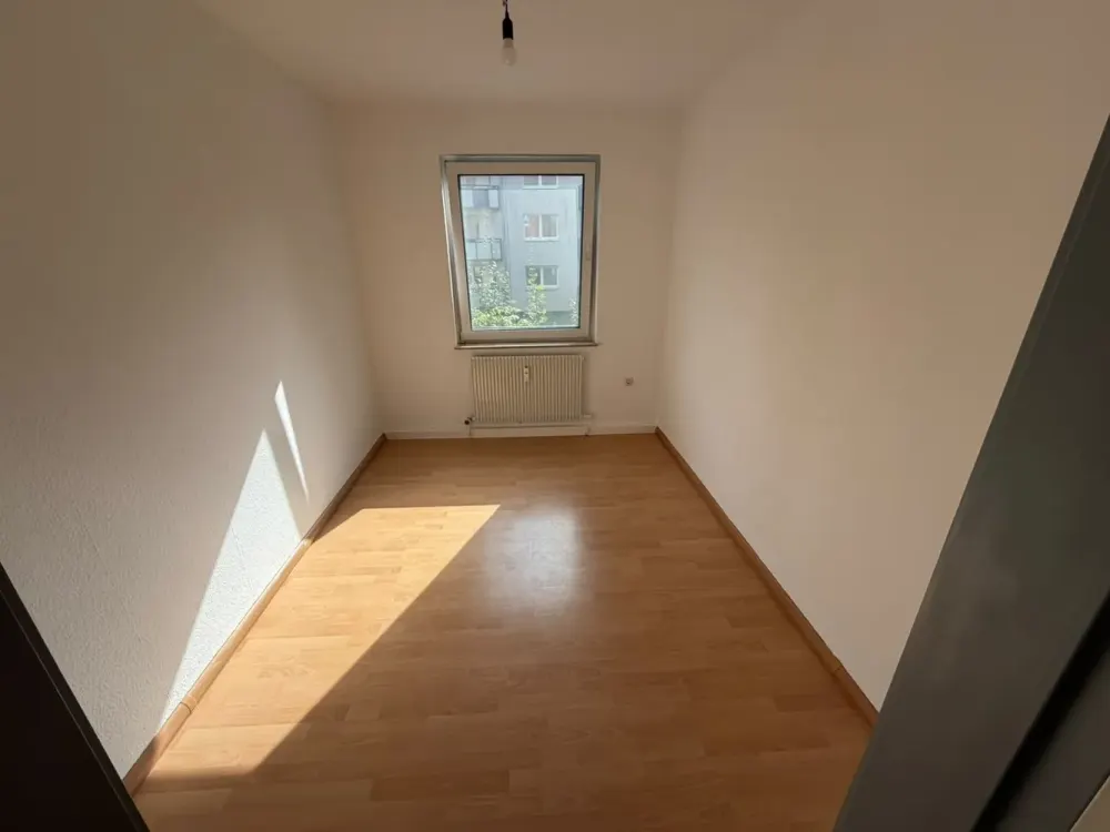 *zu sofort verfügbar * 4 Zimmer Wohnung mit Balkon