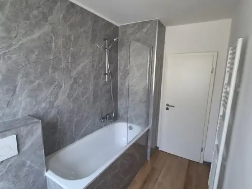 *ERSTBEZUG NACH SANIERUNG* - Sehr schöne hochwertige 2-Zimmer Wohnung mit EBK