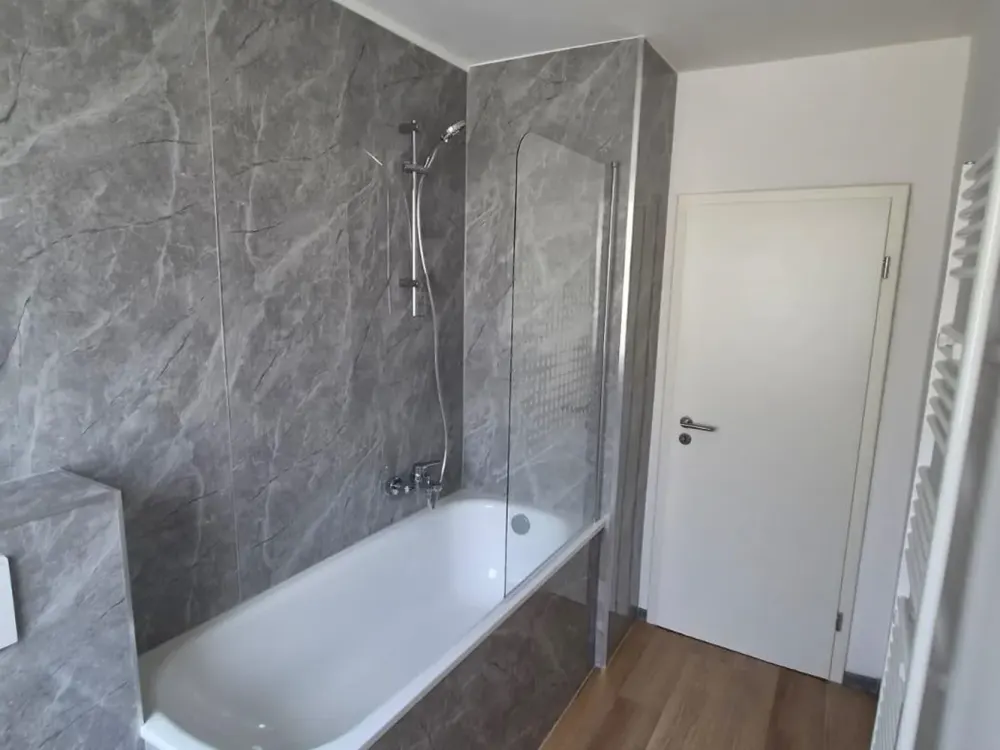 *ERSTBEZUG NACH SANIERUNG* - Sehr schöne hochwertige 2-Zimmer Wohnung mit EBK