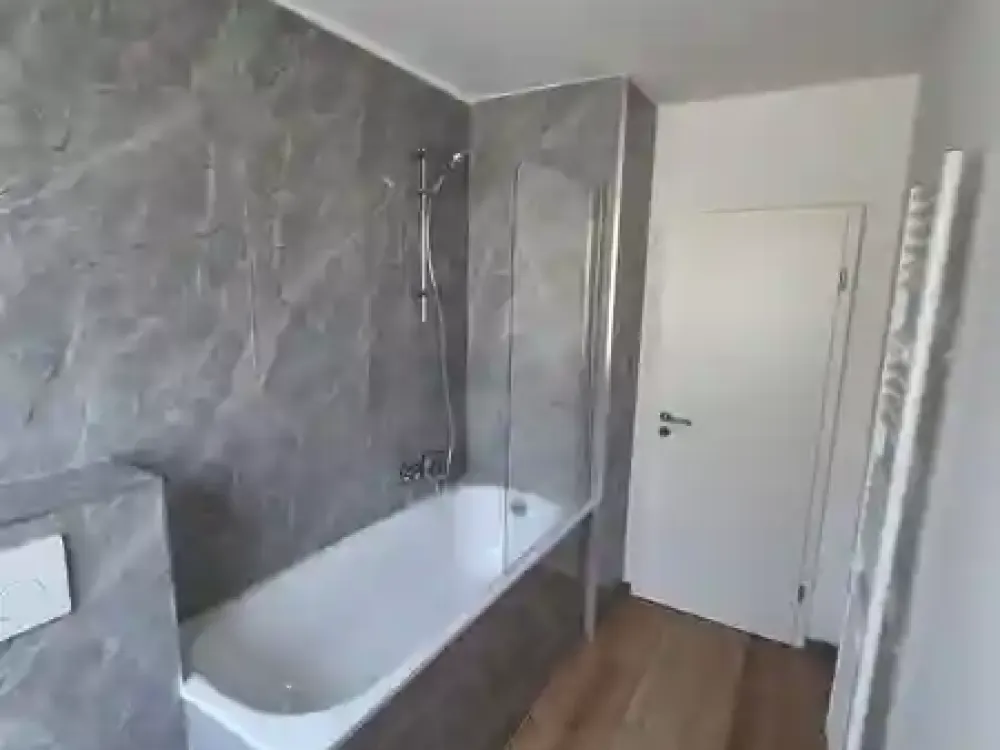 *ERSTBEZUG NACH SANIERUNG* - Sehr schöne hochwertige 2-Zimmer Wohnung mit EBK