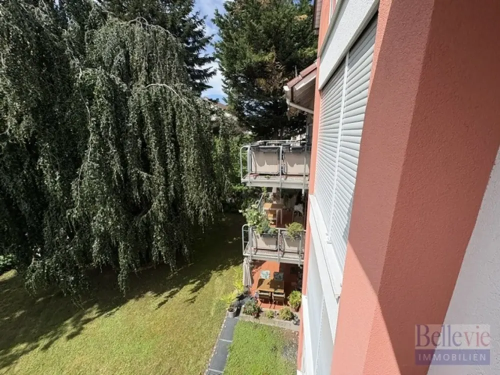 Lichtdurchflutete 4 Zimmer-Wohnung nahe Altstadt mit großem Südbalkon und 1 Tiefgaragenplatz