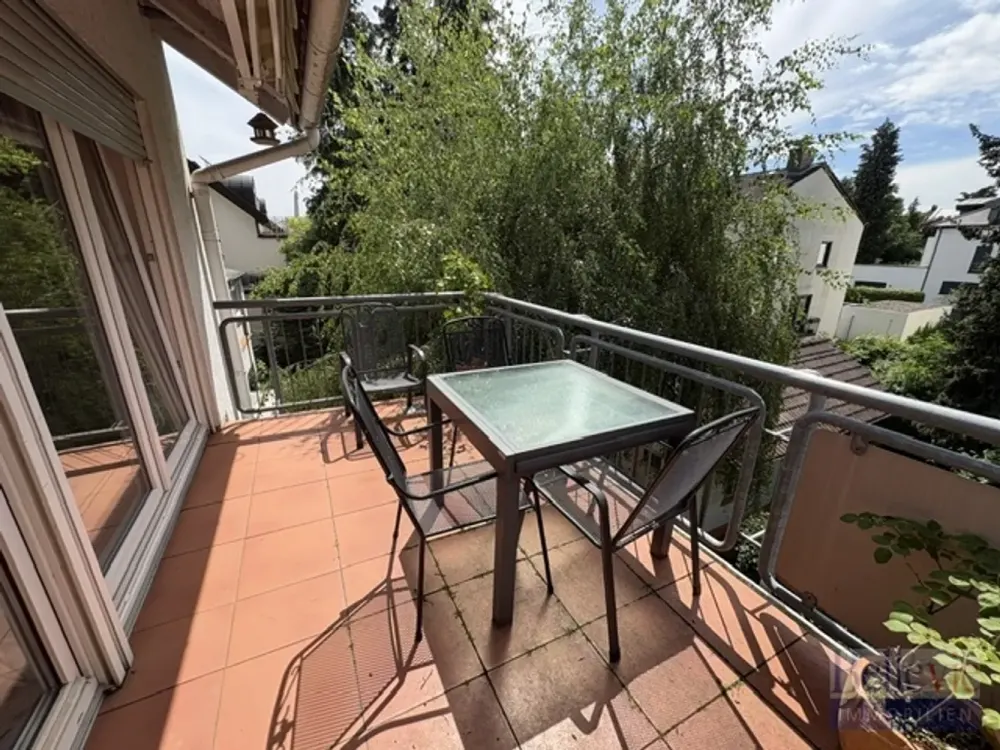 Lichtdurchflutete 4 Zimmer-Wohnung nahe Altstadt mit großem Südbalkon und 1 Tiefgaragenplatz