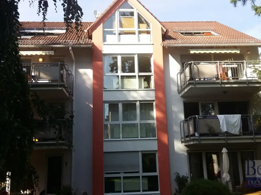 Lichtdurchflutete 4 Zimmer-Wohnung nahe Altstadt mit großem Südbalkon und 1 Tiefgaragenplatz