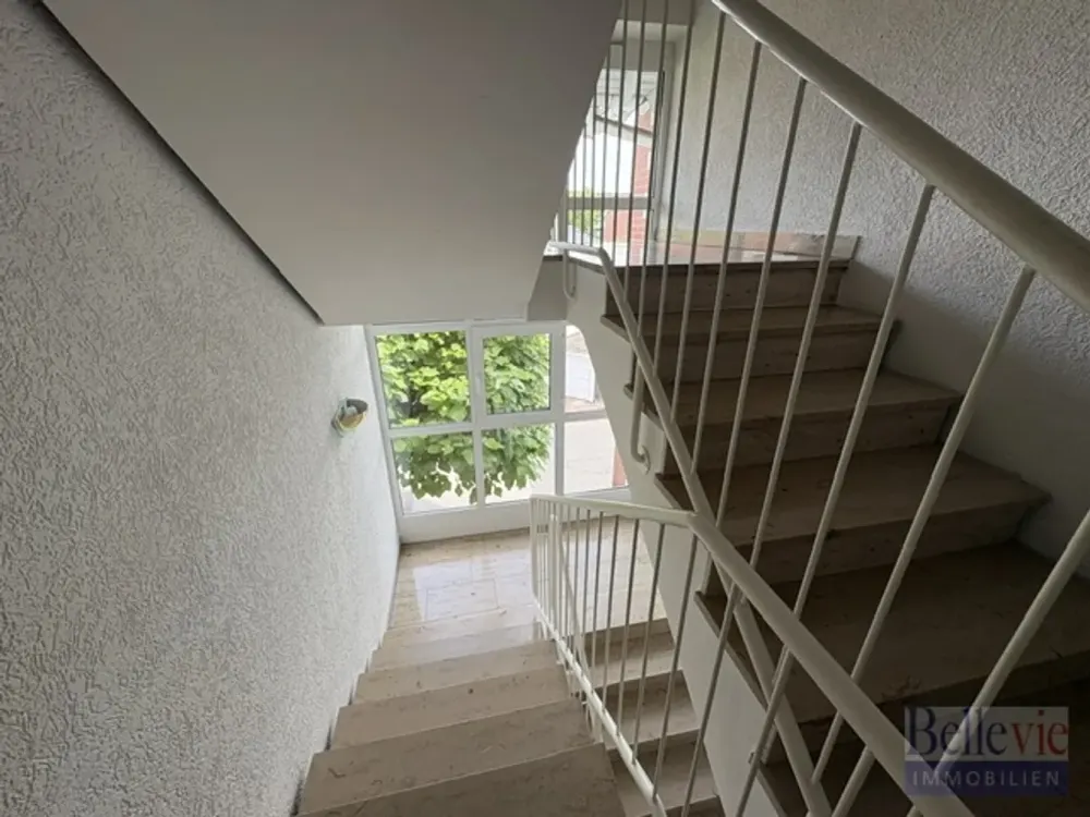 Lichtdurchflutete 4 Zimmer-Wohnung nahe Altstadt mit großem Südbalkon und 1 Tiefgaragenplatz