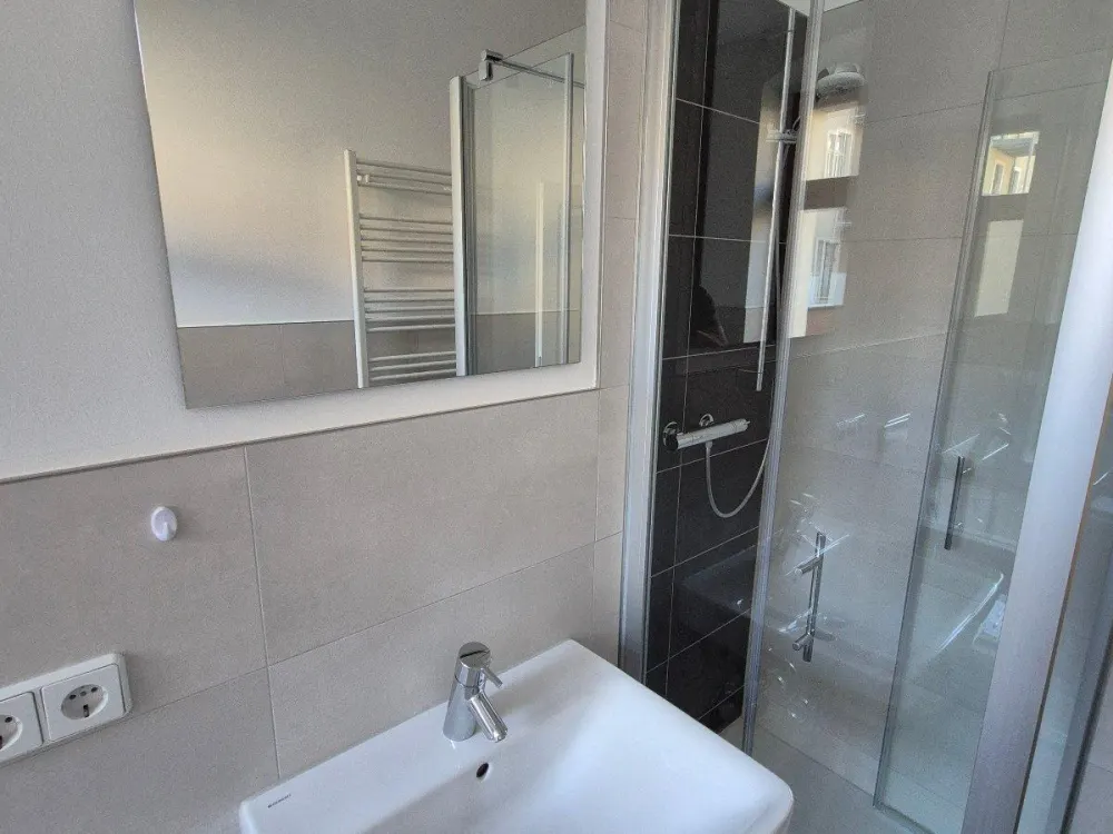 NEUWERTIG! SCHMUCKSTÜCK MIT BALKON UND AUSBLICK, BAD WANNE+DUSCHE & FE+GWC, FB HEIZUNG, ABSTELLR.,