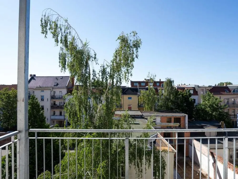 Sanierte 2-Zimmer-Wohnung mit moderner Einbauküche, Waschmaschine und Balkon in Altlindenau