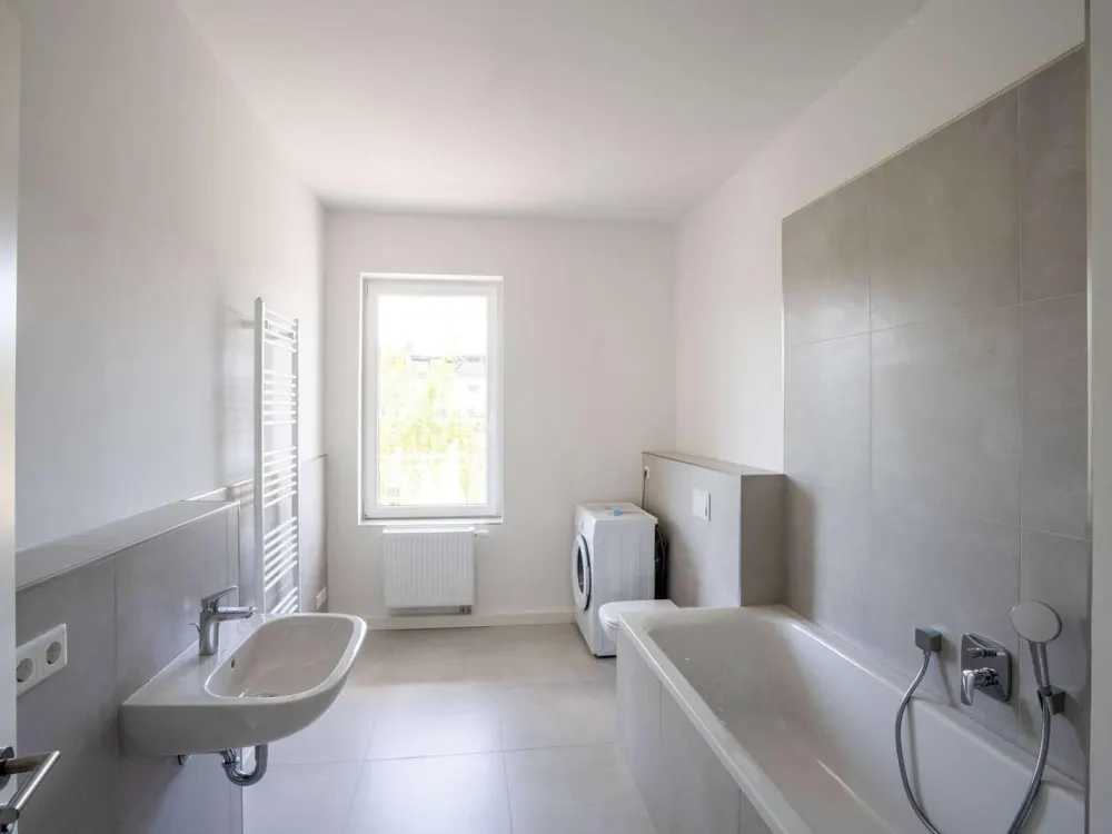 Sanierte 2-Zimmer-Wohnung mit moderner Einbauküche, Waschmaschine und Balkon in Altlindenau