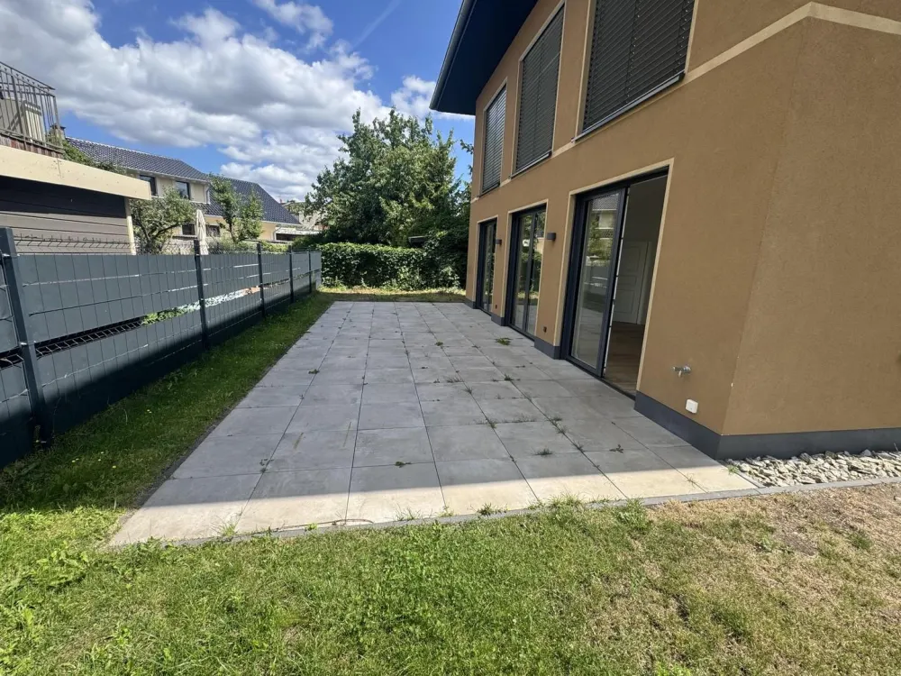 Traumhafte 4 Raumwohnung mit großem Garten in einer Villa