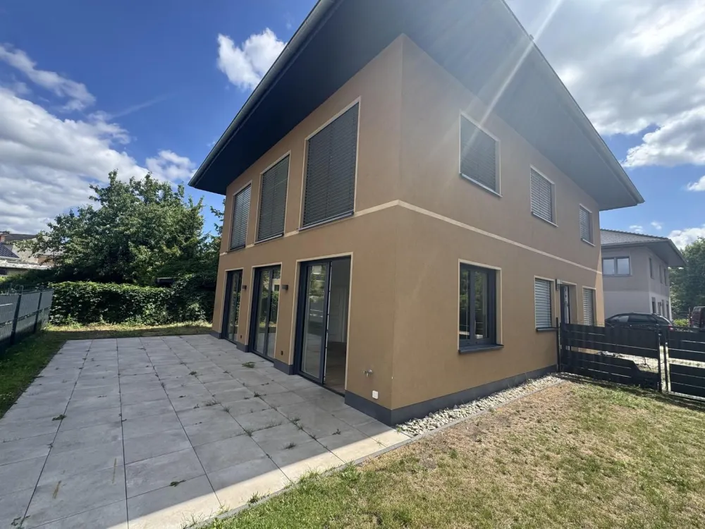 Traumhafte 4 Raumwohnung mit großem Garten in einer Villa