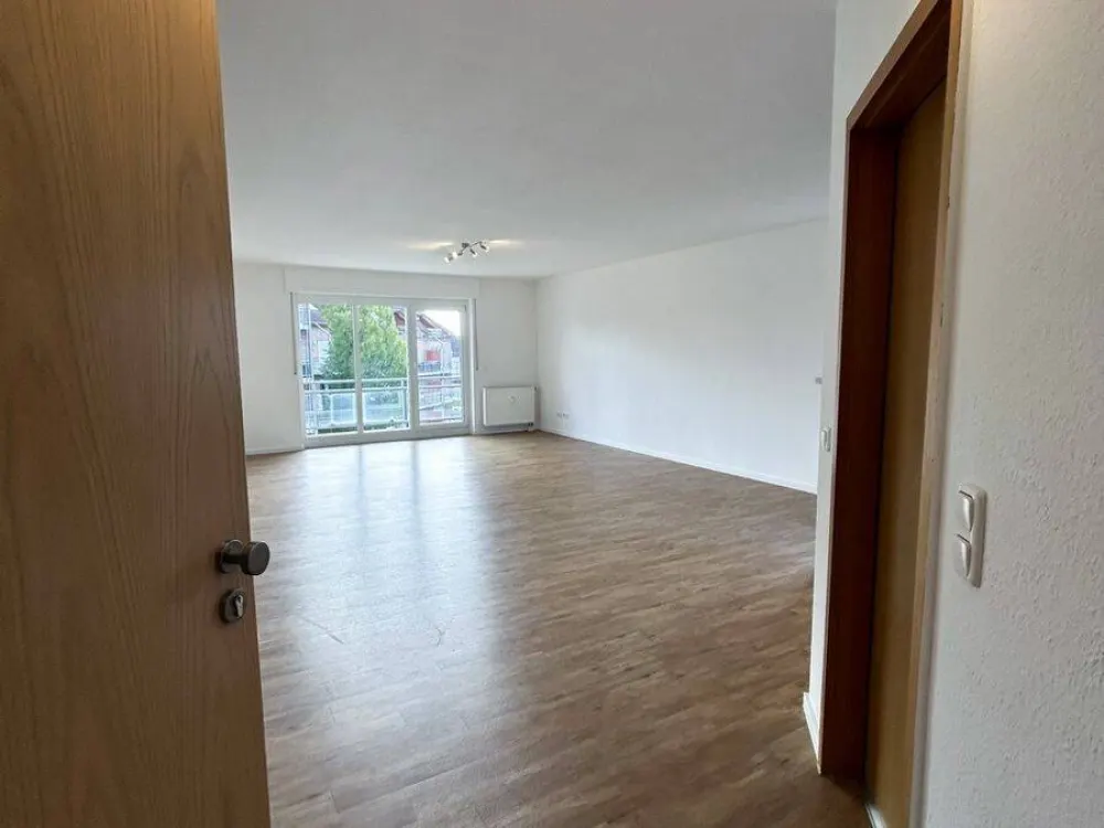 Large and bright 1-room apartment on the 2nd floor, with kitchenette, balcony & parking space