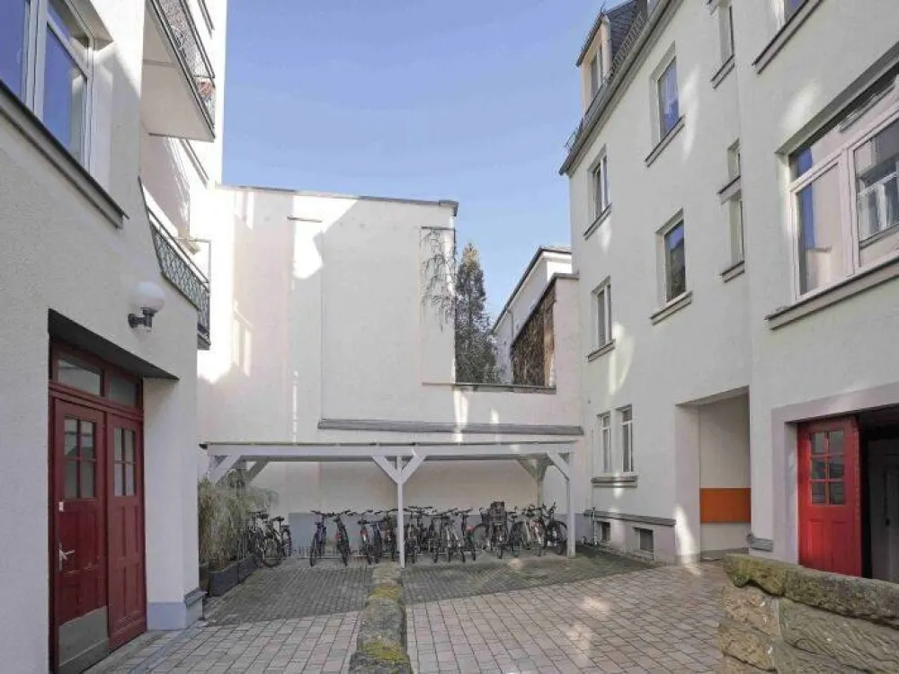 Wohnen mit Stil in Bestlage: traumhaft sanierte 3-Raumwohnung mit Balkon in der Dresdner Neustadt