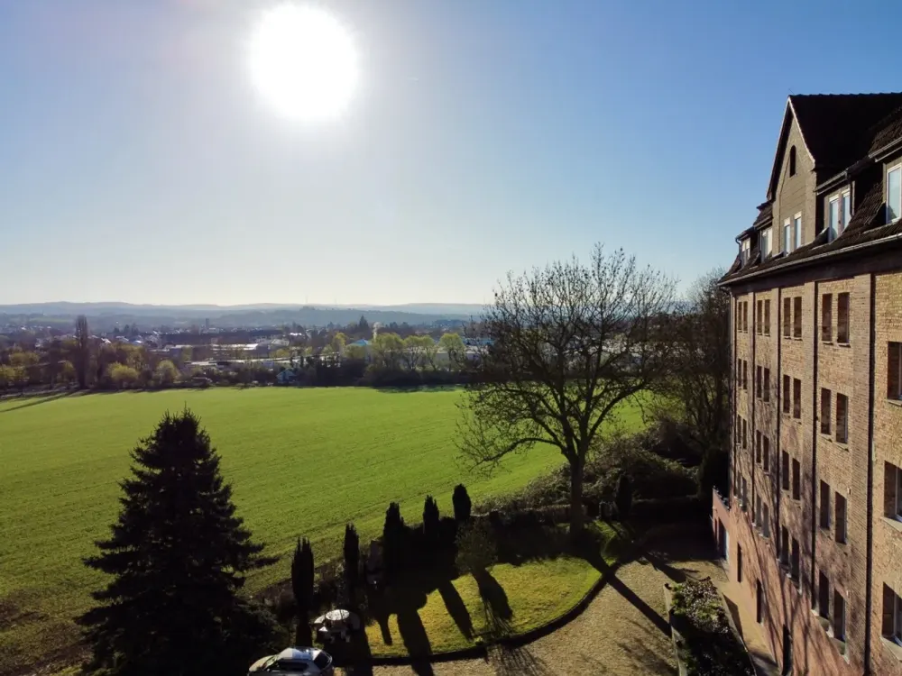 Großzügig Wohnen auf 190qm im OG eines historischen Gebäudes. Fahrstuhl und fantastischer Fernblick!