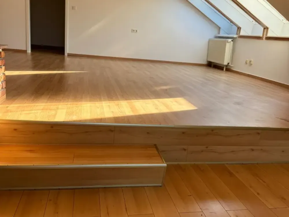 große Einliegerwohnung mit separatem Eingang und Terrasse in ruhiger Lage