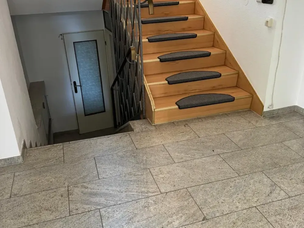 große Einliegerwohnung mit separatem Eingang und Terrasse in ruhiger Lage