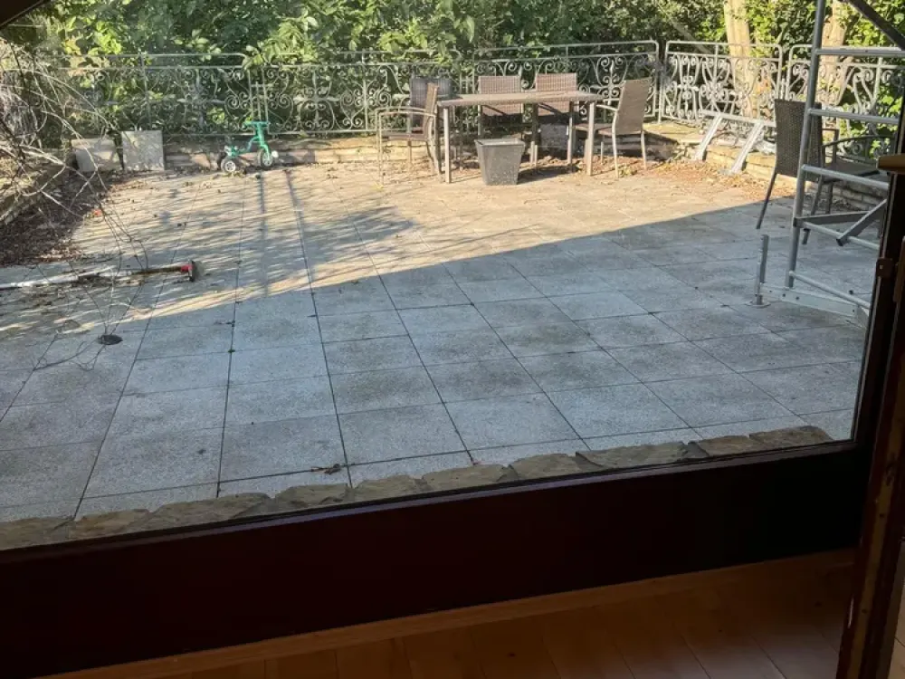 große Einliegerwohnung mit separatem Eingang und Terrasse in ruhiger Lage