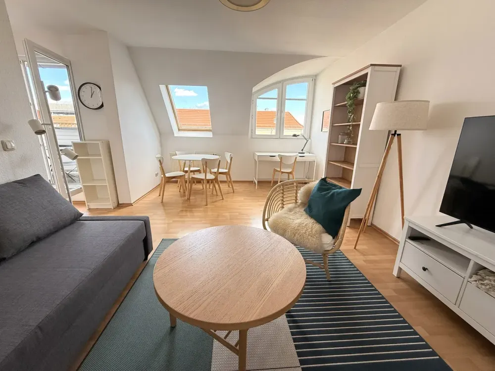 2 Zimmer Dachgeschoss-Wohnung mit Balkon im Prenzlauer Berg - frei ab sofort
