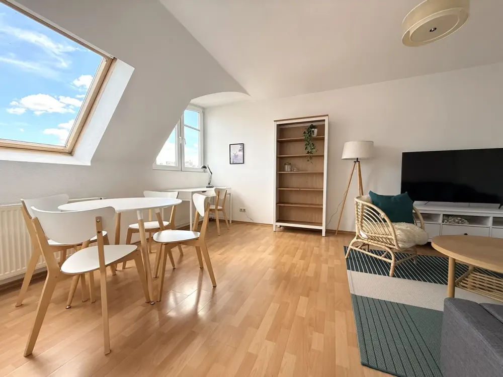 2 Zimmer Dachgeschoss-Wohnung mit Balkon im Prenzlauer Berg - frei ab sofort