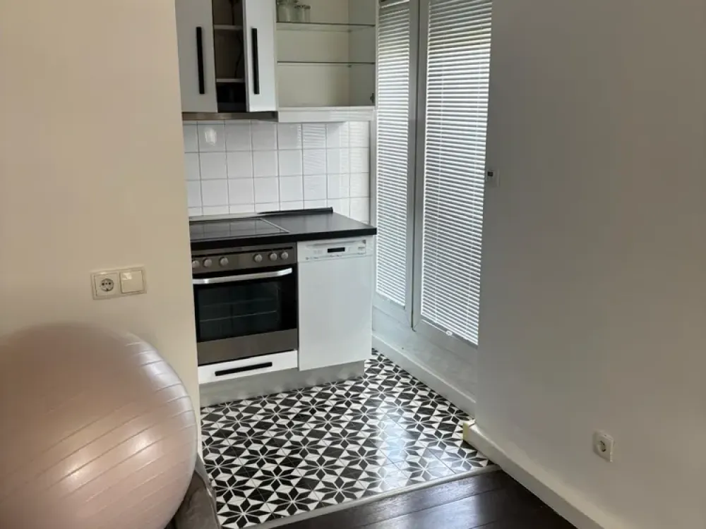 Living with Character: 2-Room Apartment in Köln-Müngersdorf