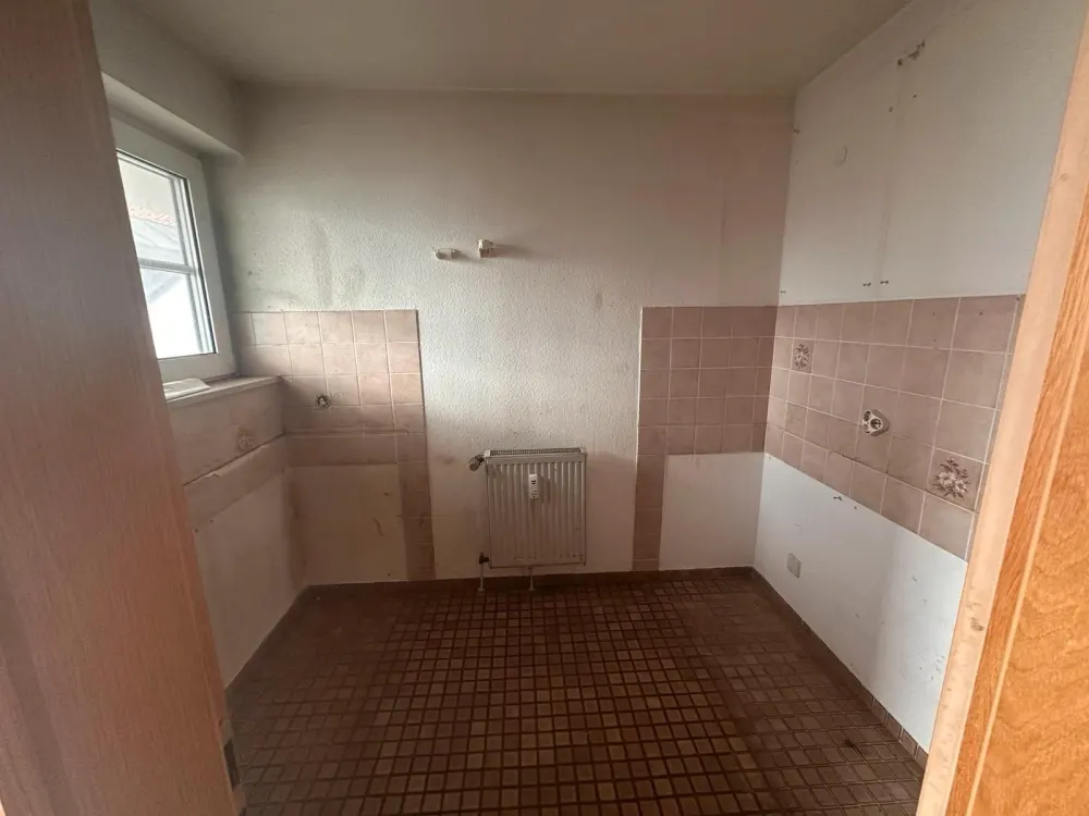 Sanierungsbedürftige Wohnung an Handwerker zu vermieten.