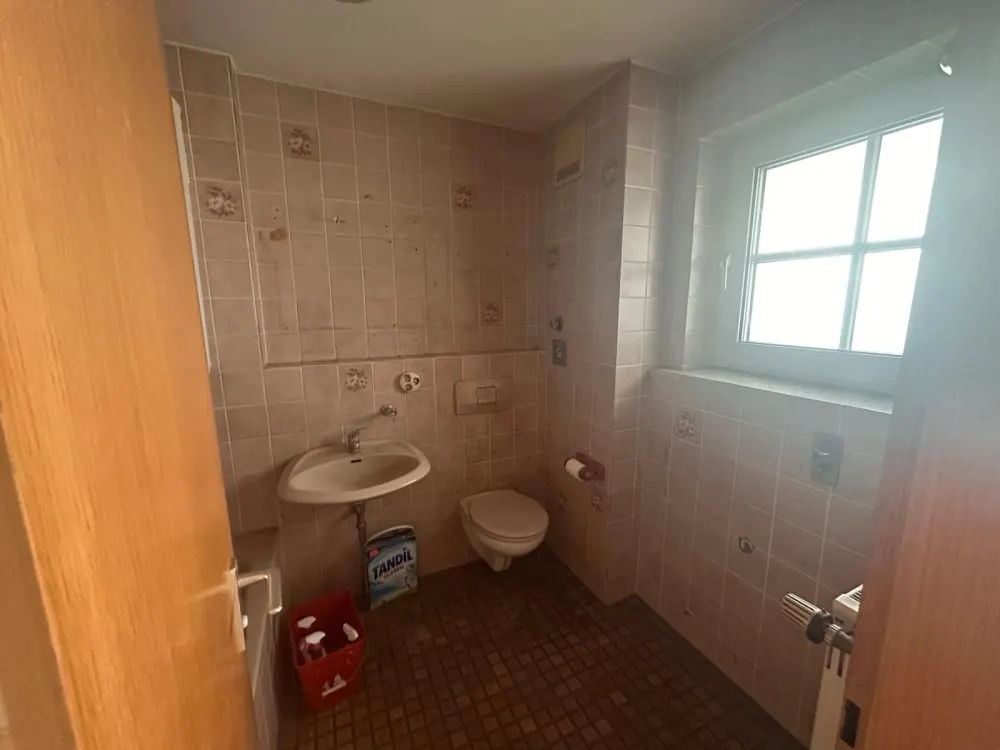 Sanierungsbedürftige Wohnung an Handwerker zu vermieten.