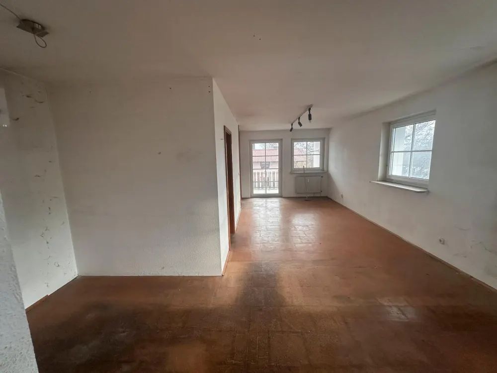 Sanierungsbedürftige Wohnung an Handwerker zu vermieten.