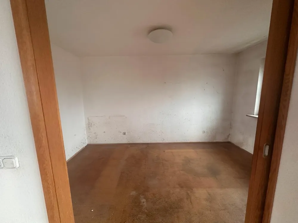 Sanierungsbedürftige Wohnung an Handwerker zu vermieten.