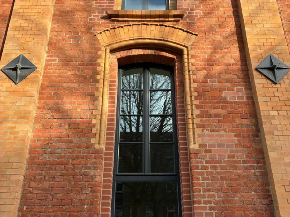 Spacious 3-Room Apartment in Industrial Monument with Fitted Kitchen and Parquet Flooring