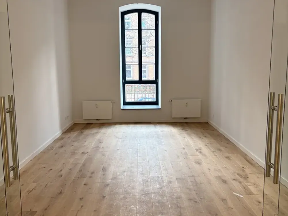 Spacious 3-Room Apartment in Industrial Monument with Fitted Kitchen and Parquet Flooring