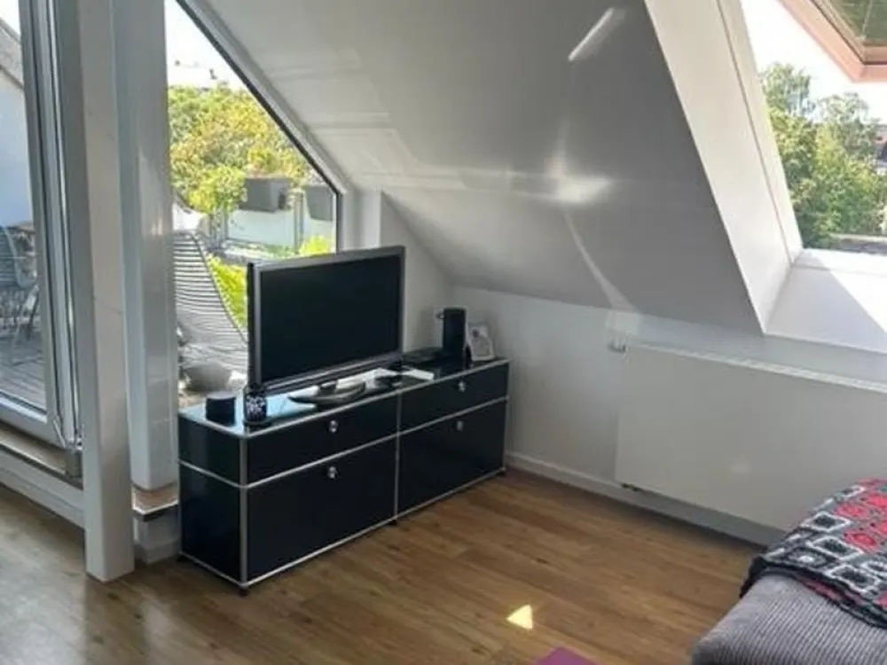 Anfragestopp - Helle, modernisierte 2-Zimmer-Dachgeschosswohnung mit Dachterrasse in Hannover, List