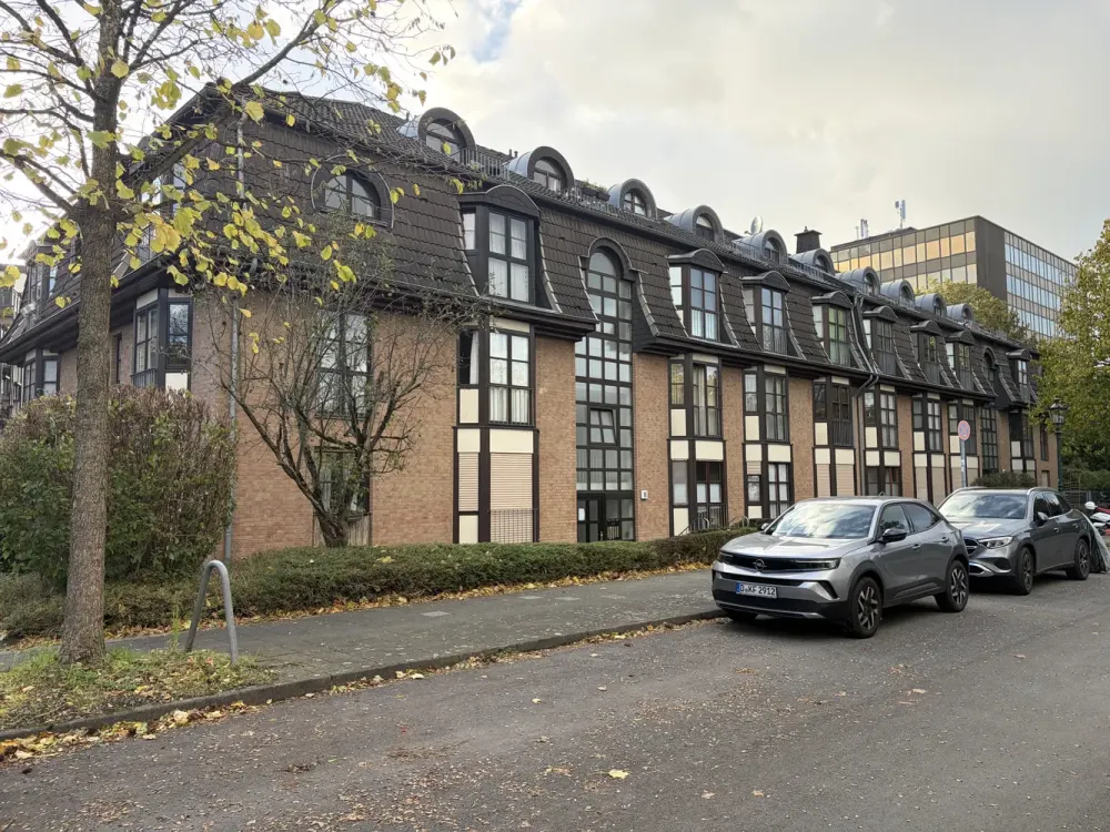Bright 1-Room Apartment in Düsseldorf-Bilk, New Fitted Kitchen & Underground Parking Near University Hospital