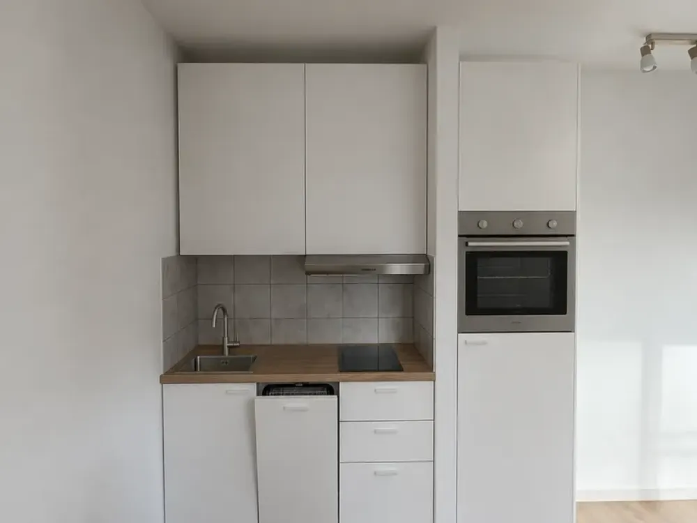 Bright 1-Room Apartment in Düsseldorf-Bilk, New Fitted Kitchen & Underground Parking Near University Hospital