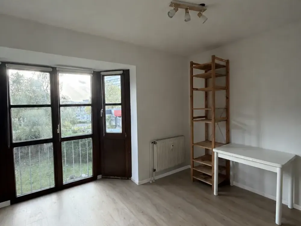Bright 1-Room Apartment in Düsseldorf-Bilk, New Fitted Kitchen & Underground Parking Near University Hospital