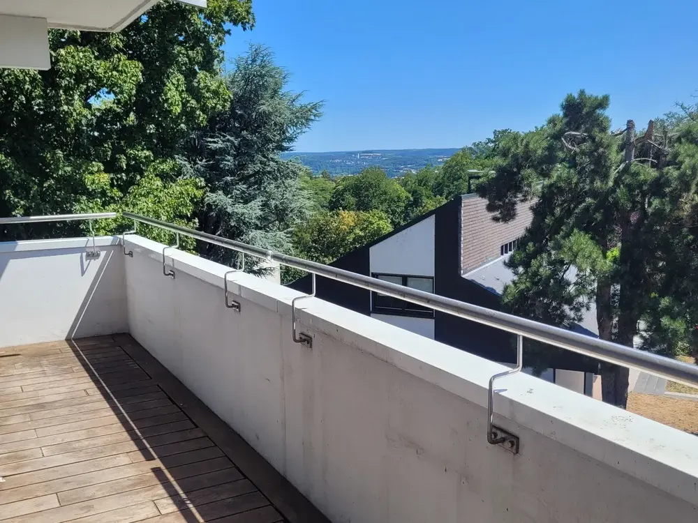 Beautiful Apartment with Three Balconies and Distant View