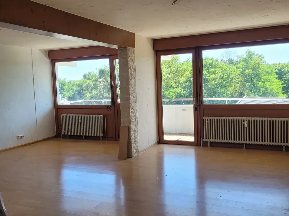 Beautiful Apartment with Three Balconies and Distant View