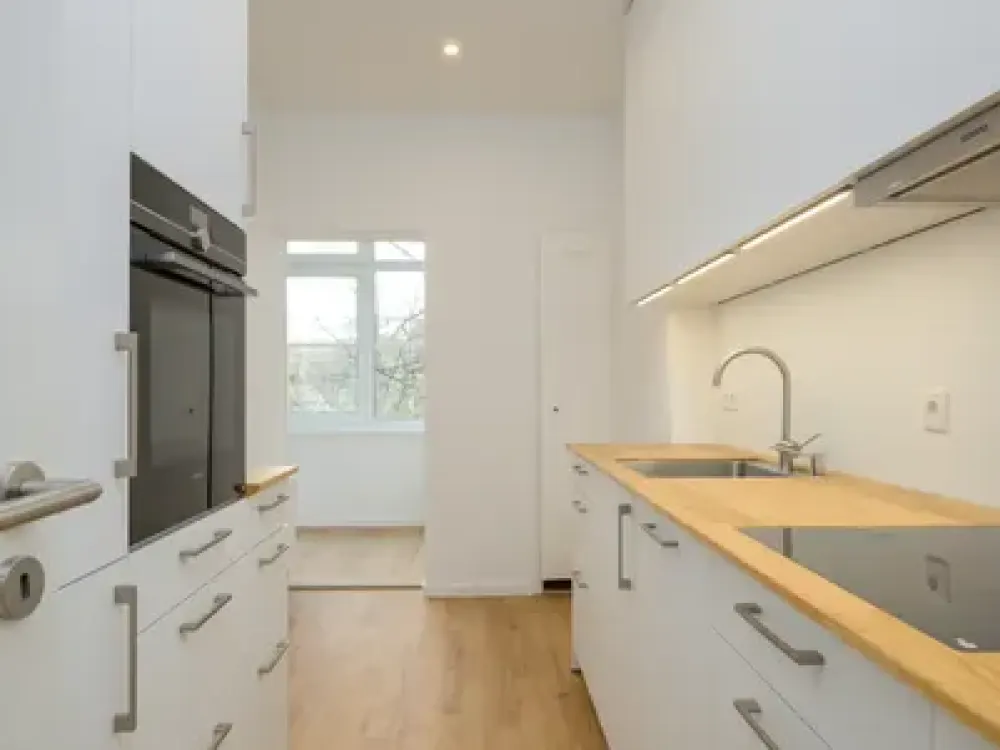 Spacious 3-room apartment with parquet, fitted kitchen and conservatory