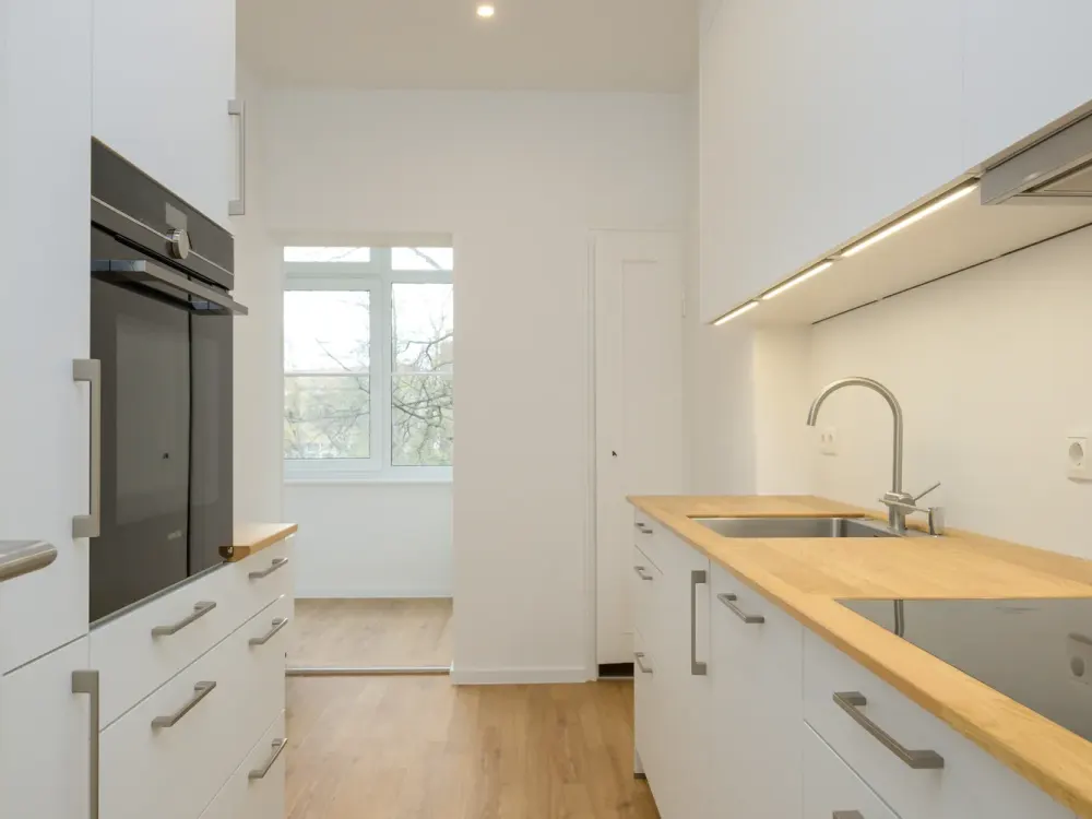 Spacious 3-room apartment with parquet, fitted kitchen and conservatory
