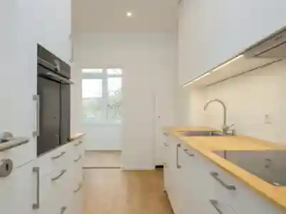 Spacious 3-room apartment with parquet, fitted kitchen and conservatory