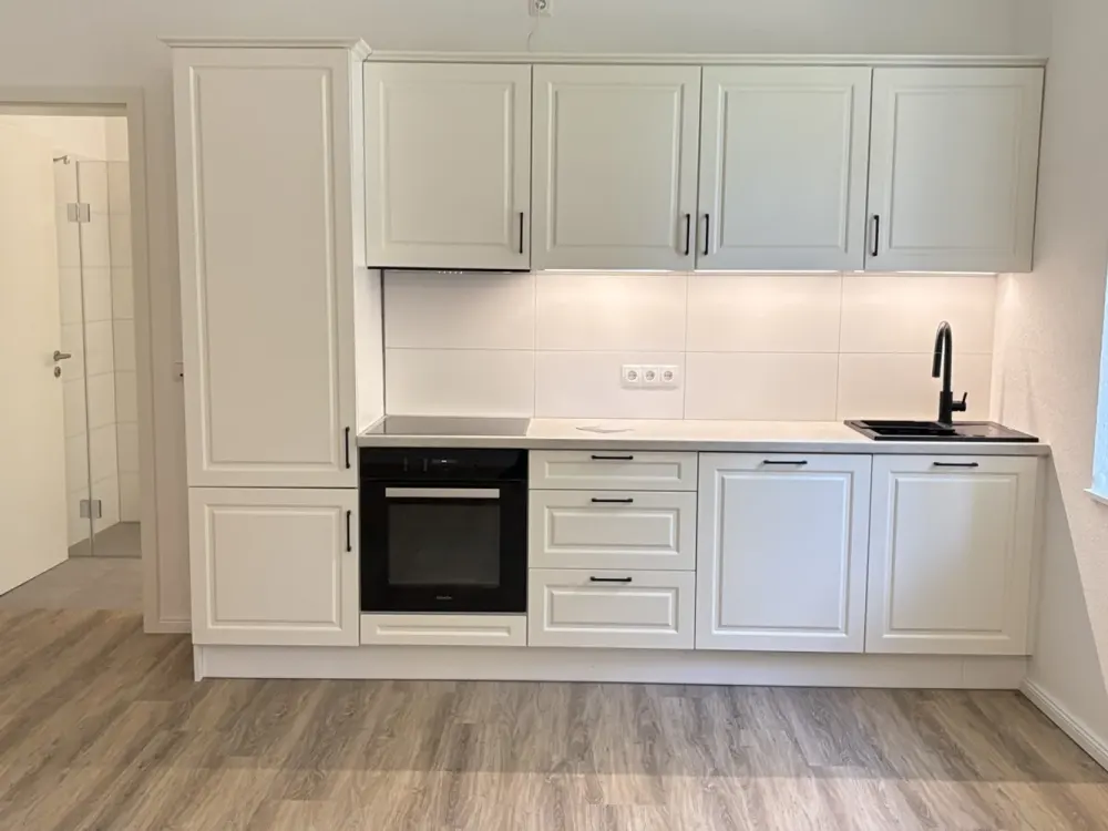 Neuwertige 1 Zimmer-Erdgeschosswohnung inkl. Einbauküche - Mit Fahrstuhl und Stellplatz am Haus