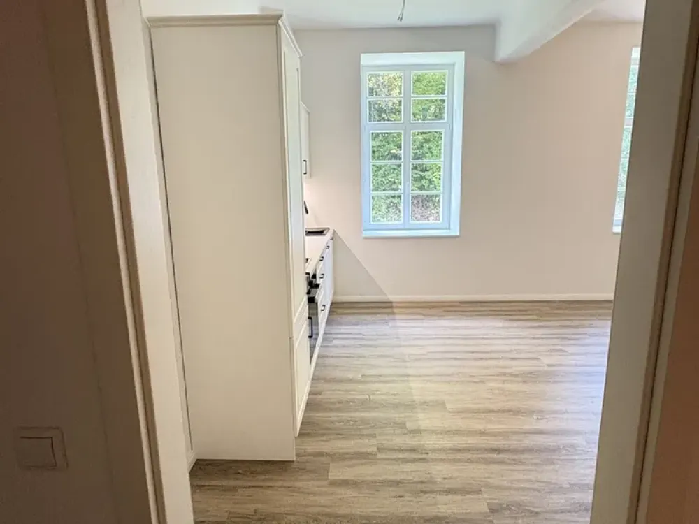 Neuwertige 1 Zimmer-Erdgeschosswohnung inkl. Einbauküche - Mit Fahrstuhl und Stellplatz am Haus