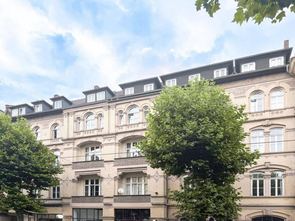 Vorderer Westen: Spacious 3-Room Apartment with Large Balcony