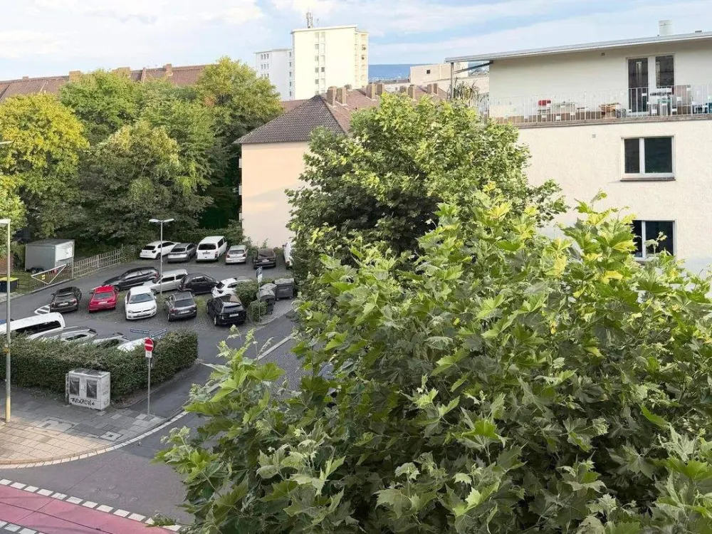 Vorderer Westen: Spacious 3-Room Apartment with Large Balcony