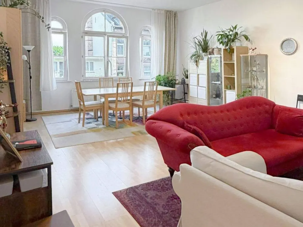 Vorderer Westen: Spacious 3-Room Apartment with Large Balcony