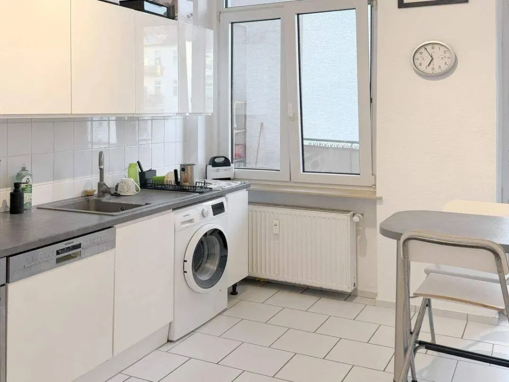 Vorderer Westen: Spacious 3-Room Apartment with Large Balcony