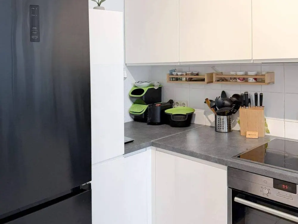 Vorderer Westen: Spacious 3-Room Apartment with Large Balcony