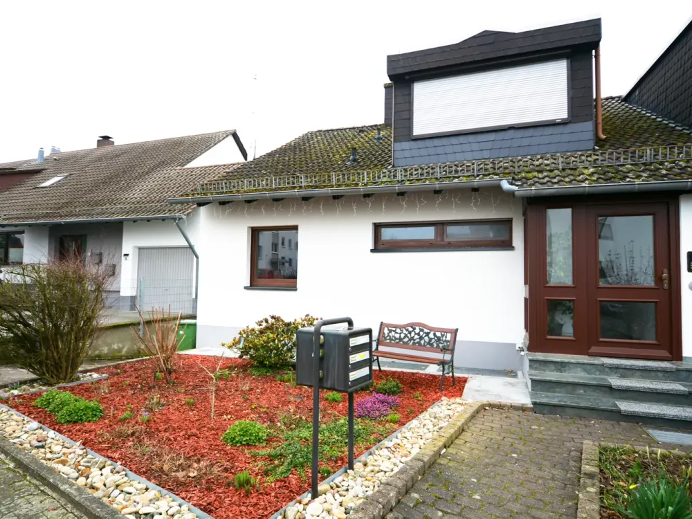 Komfortable 3-Zimmer-Maisonette-Wohnung mit eigenem Garten 2 Bädern und Balkon in Niederdorfelden
