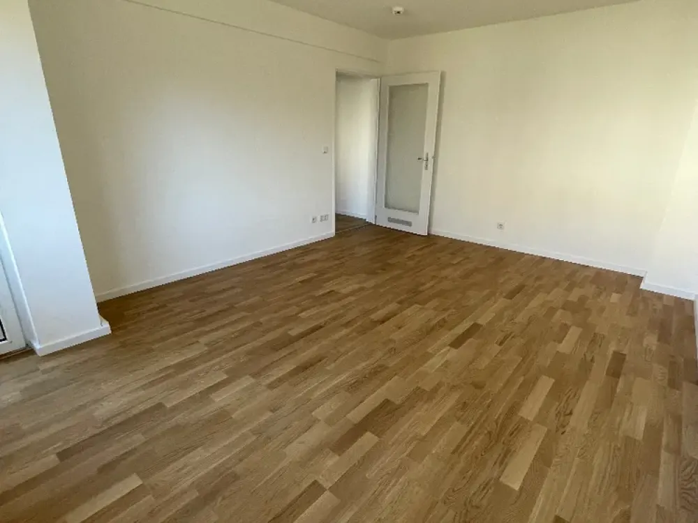 Modern 1-Room Apartment with Balcony in St. Leonhard