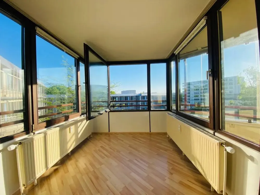 Helle 3‑Zimmer‑Wohnung mit verglaster Westloggia, Einbauküche & Aufzug, nahe S‑Bahn